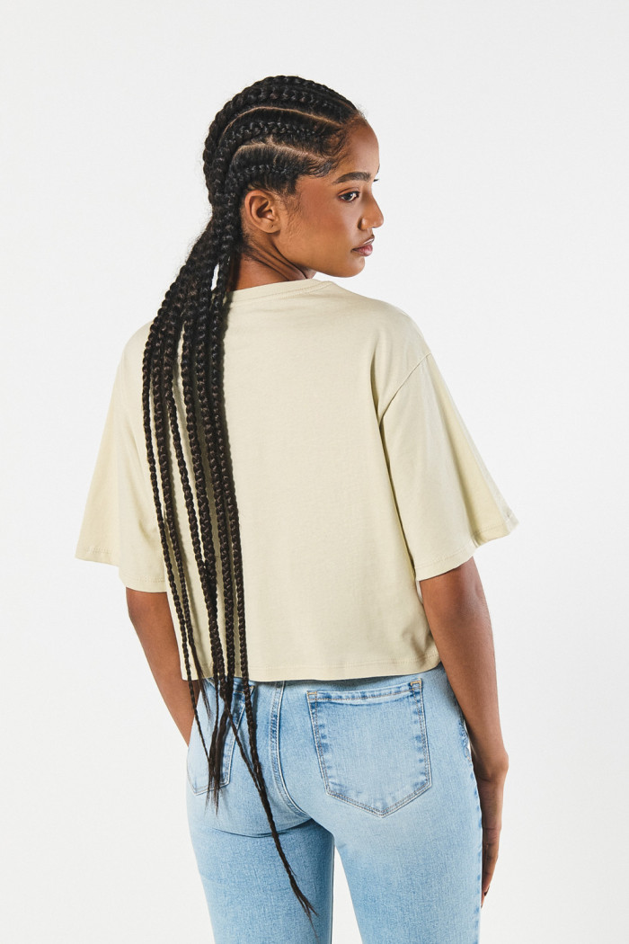 Camiseta crop top kaki oversize con cuello redondo
