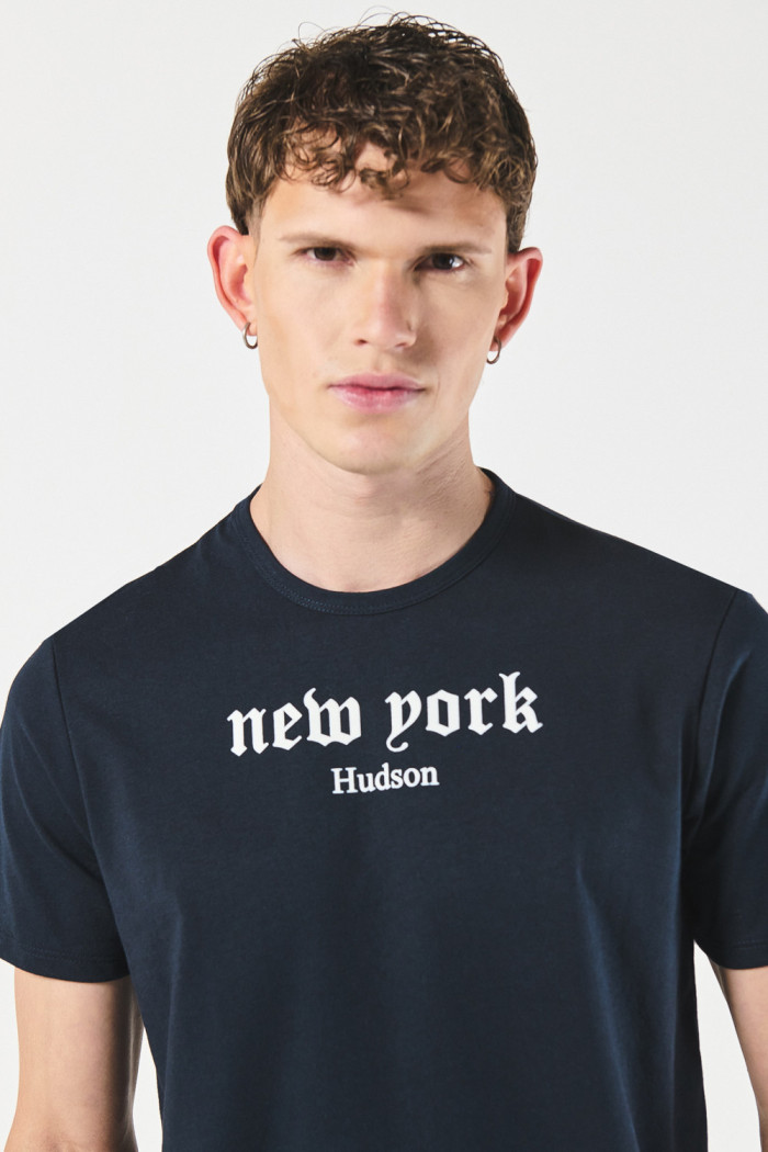 Camiseta manga corta azul con diseño college en frente