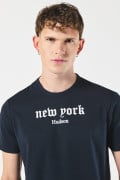 Camiseta manga corta azul con diseño college en frente