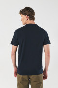 Camiseta manga corta azul con diseño college en frente
