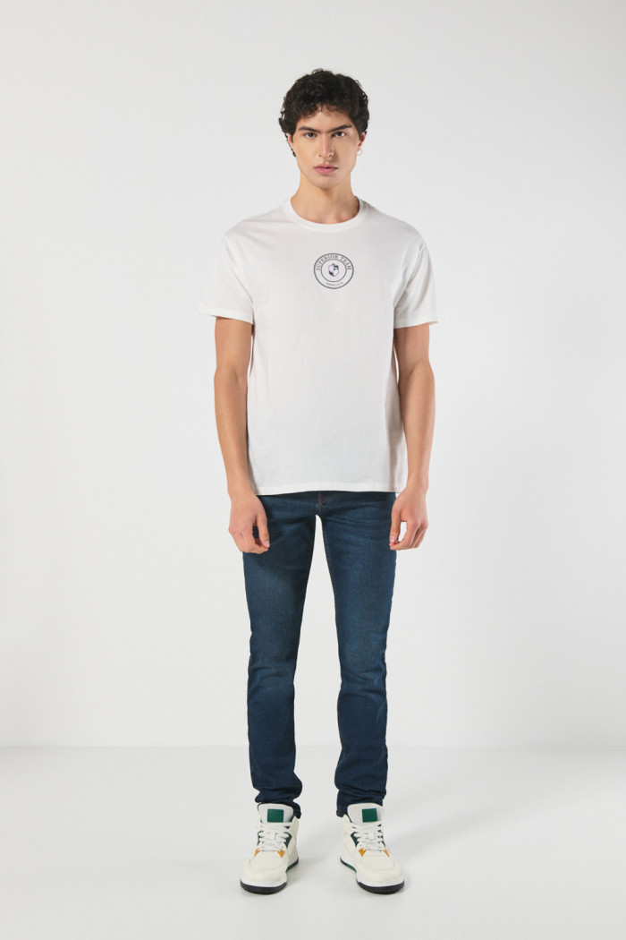 Camiseta crema cuello redondo con diseño college