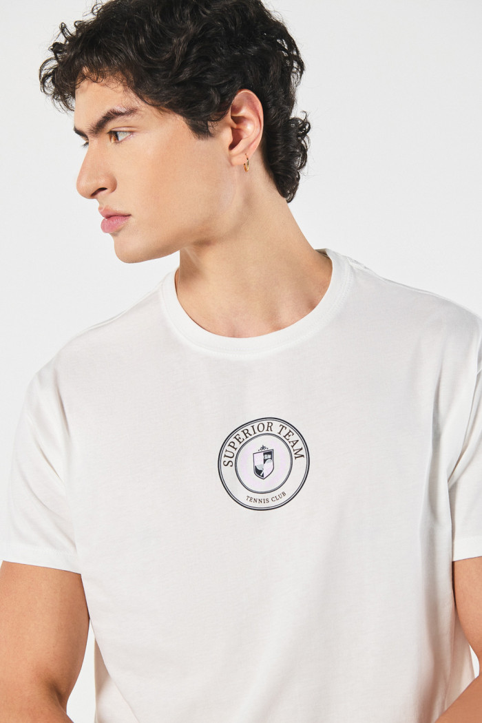 Camiseta crema cuello redondo con diseño college