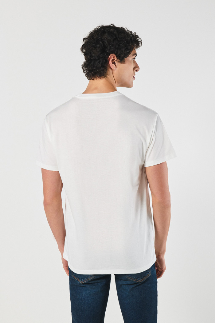 Camiseta crema cuello redondo con diseño college