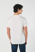 Camiseta crema cuello redondo con diseño college