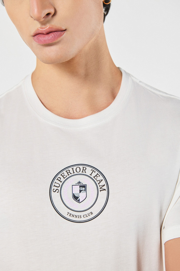 Camiseta crema cuello redondo con diseño college
