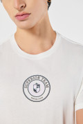 Camiseta crema cuello redondo con diseño college