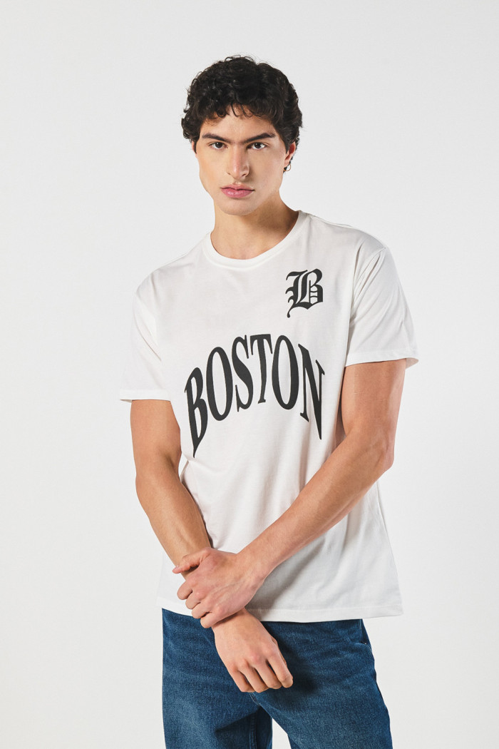 Camiseta crema con estampado college y cuello redondo