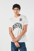 Camiseta crema con estampado college y cuello redondo