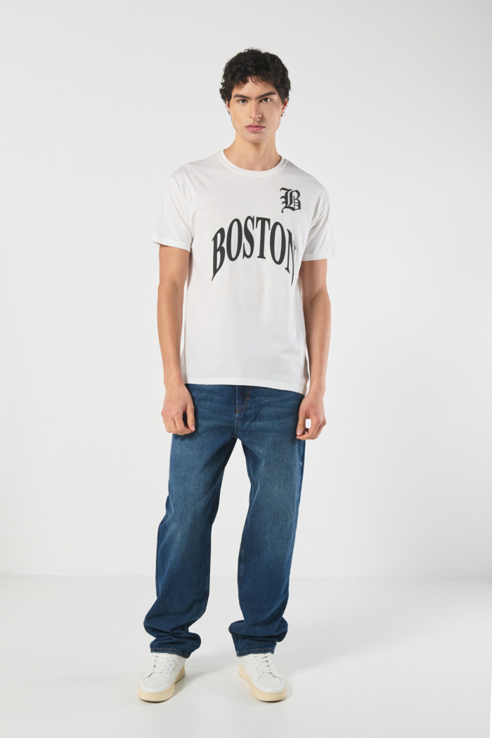 Camiseta crema con estampado college y cuello redondo