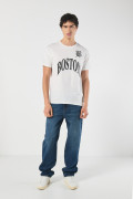 Camiseta crema con estampado college y cuello redondo