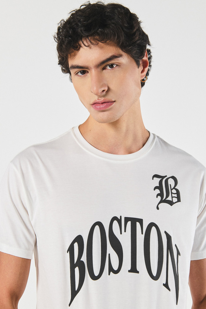 Camiseta crema con estampado college y cuello redondo