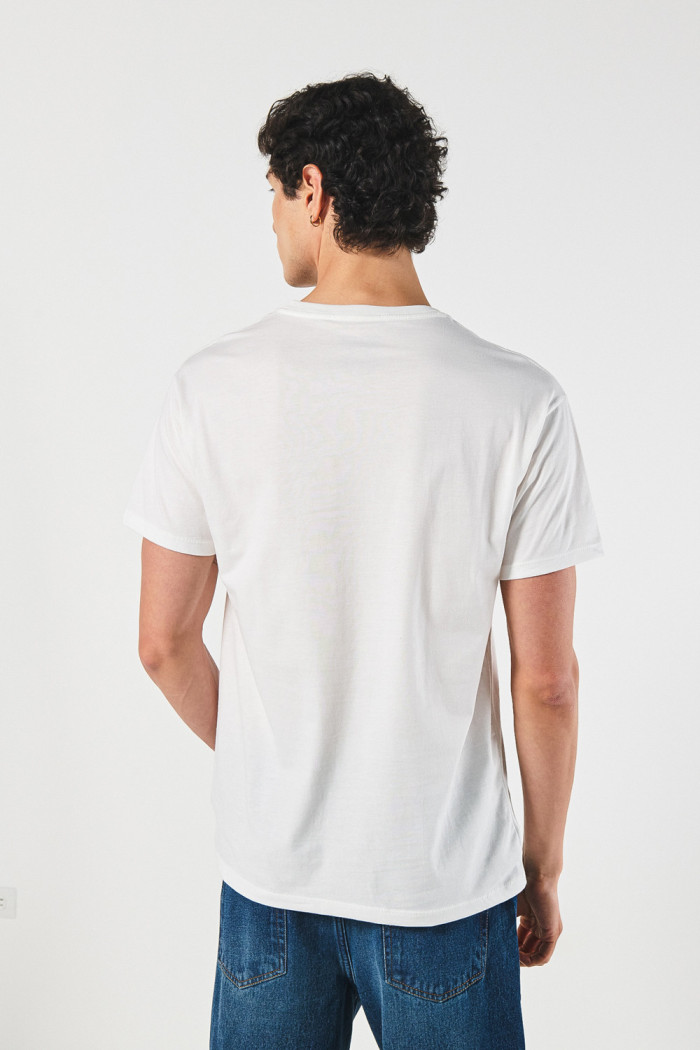 Camiseta crema con estampado college y cuello redondo