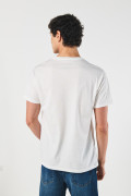 Camiseta crema con estampado college y cuello redondo