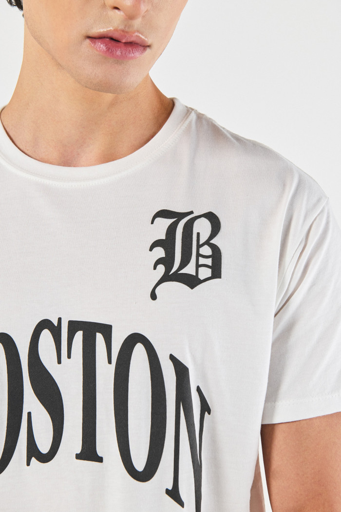 Camiseta crema con estampado college y cuello redondo