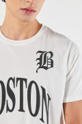 Camiseta crema con estampado college y cuello redondo