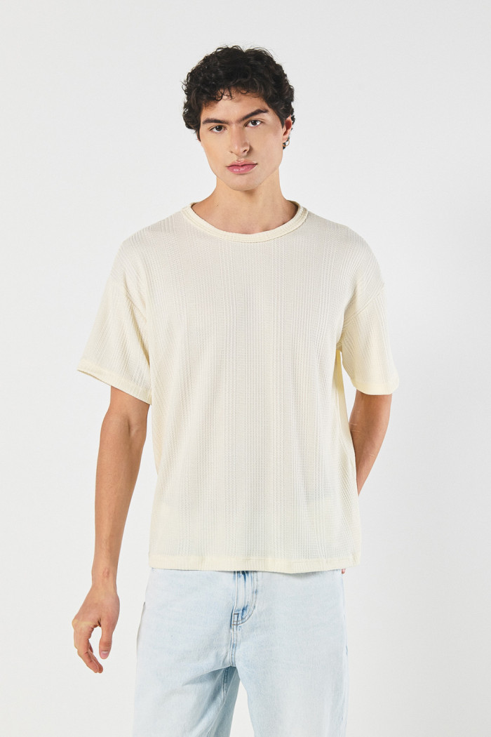 Camiseta crema clara oversize manga corta con texturas