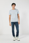 Camiseta azul clara college con bolsillo y manga corta