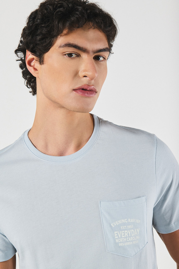 Camiseta azul clara college con bolsillo y manga corta