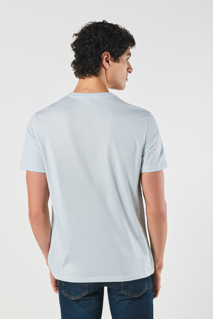 Camiseta azul clara college con bolsillo y manga corta
