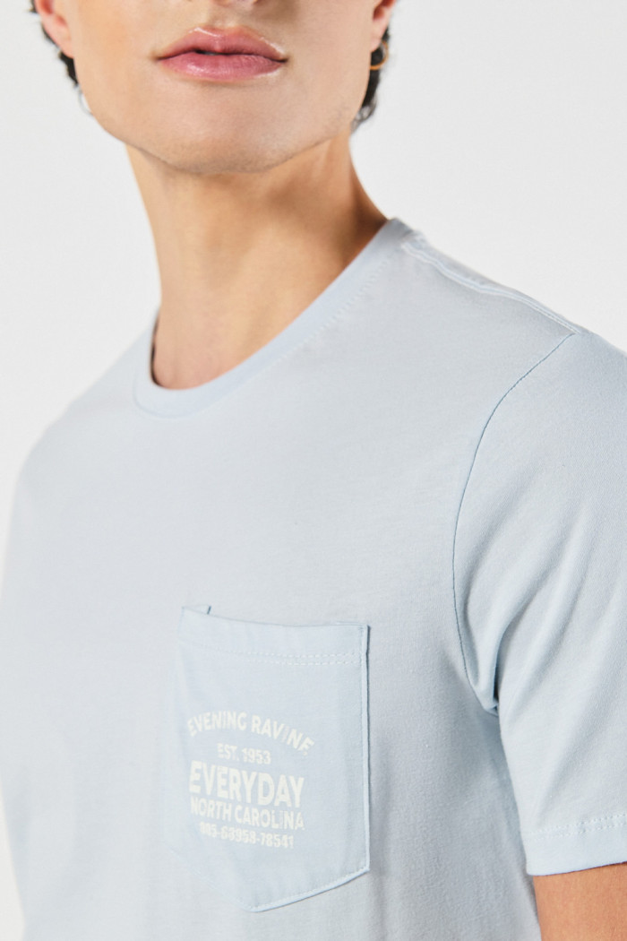 Camiseta azul clara college con bolsillo y manga corta