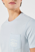 Camiseta azul clara college con bolsillo y manga corta