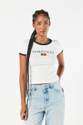 Camiseta college crema con manga corta y contrastes negros