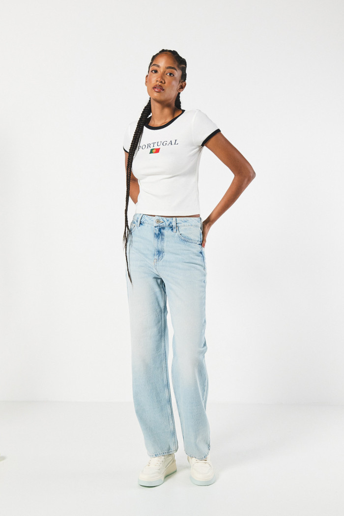 Camiseta college crema con manga corta y contrastes negros