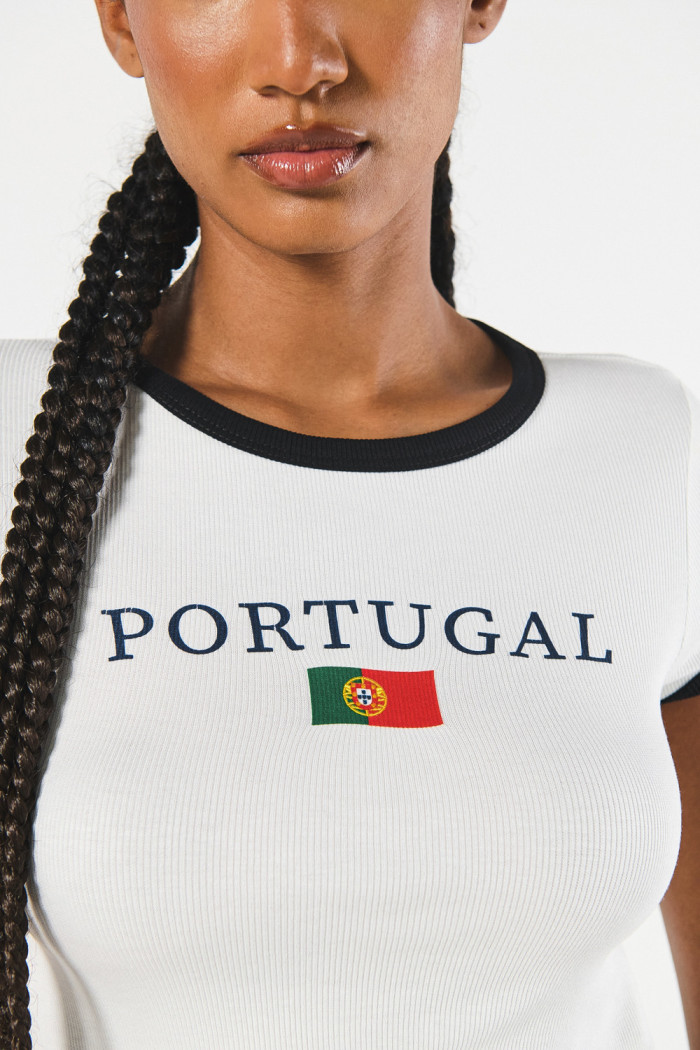 Camiseta college crema con manga corta y contrastes negros