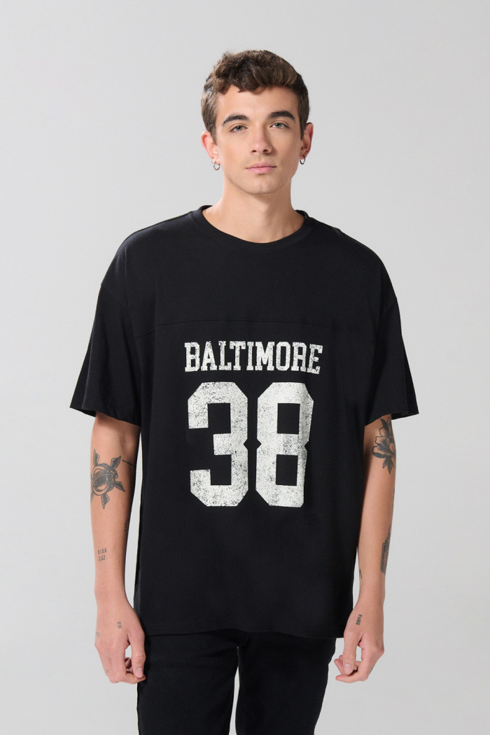 Camiseta oversize negra con arte college y manga corta