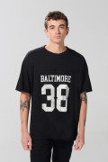 Camiseta oversize negra con arte college y manga corta