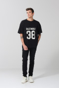 Camiseta oversize negra con arte college y manga corta