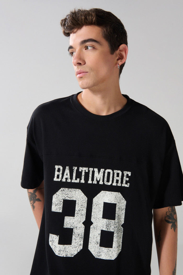 Camiseta oversize negra con arte college y manga corta