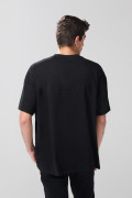 Camiseta oversize negra con arte college y manga corta