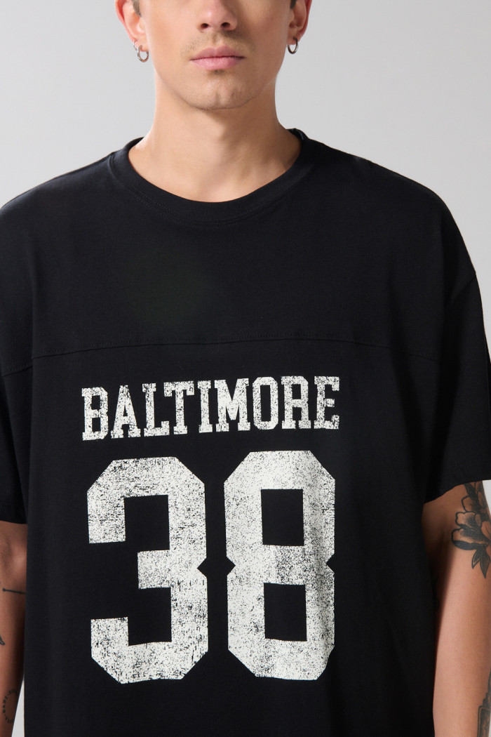 Camiseta oversize negra con arte college y manga corta