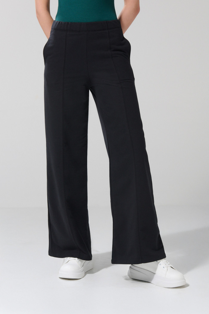 Pantalón jogger negro bota recta con vena en frente
