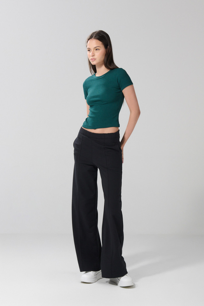 Pantalón jogger negro bota recta con vena en frente
