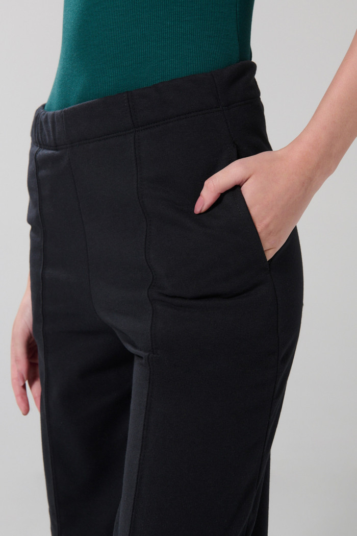 Pantalón jogger negro bota recta con vena en frente