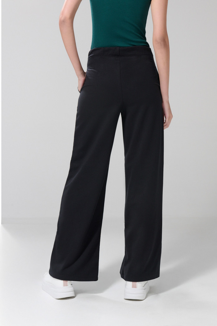 Pantalón jogger negro bota recta con vena en frente