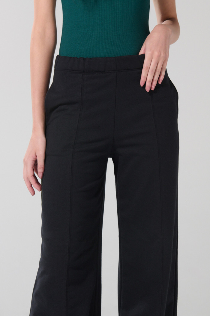 Pantalón jogger negro bota recta con vena en frente