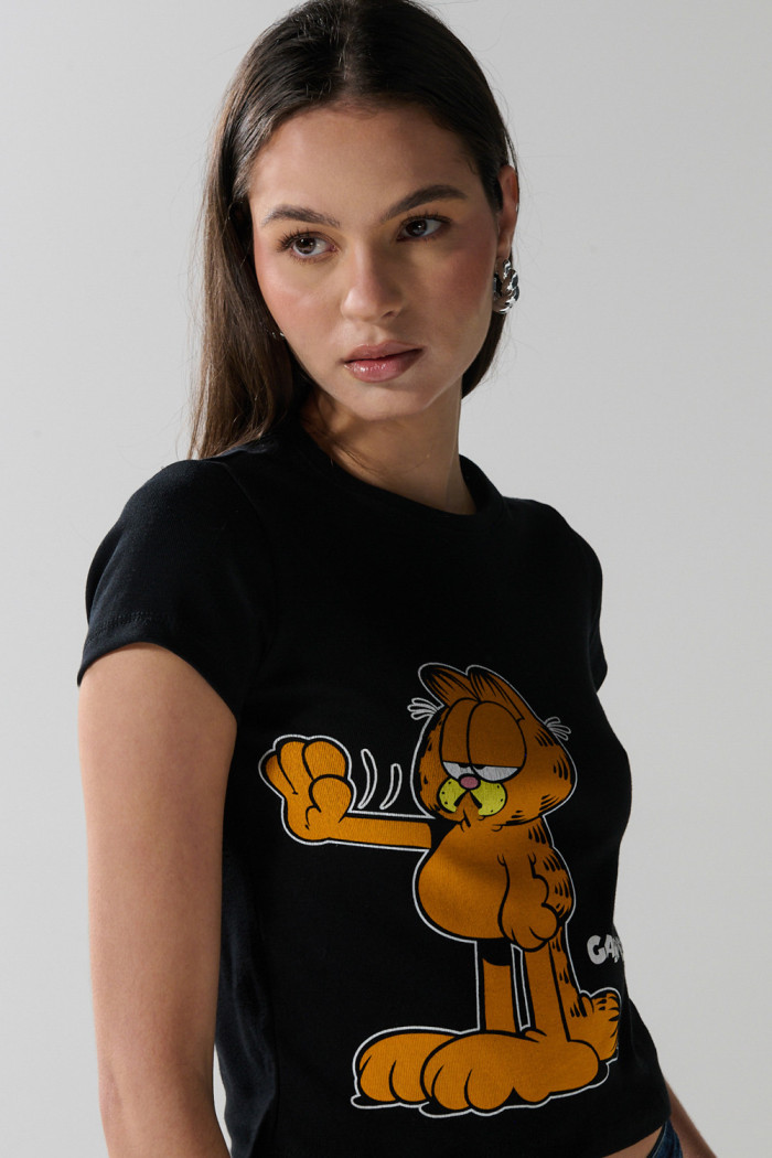 Camiseta en rib negra manga corta con arte de Garfield