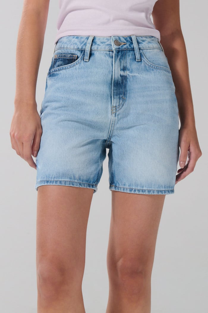 Short en jean azul claro con bolsillos y tiro súper alto