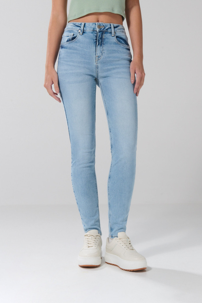 Jean jegging azul claro con ligeros desgastes y tiro alto