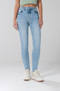 Jean jegging azul claro con ligeros desgastes y tiro alto