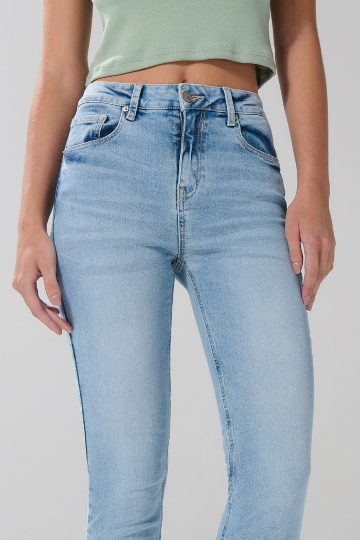 Jean jegging azul claro con ligeros desgastes y tiro alto