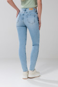 Jean jegging azul claro con ligeros desgastes y tiro alto
