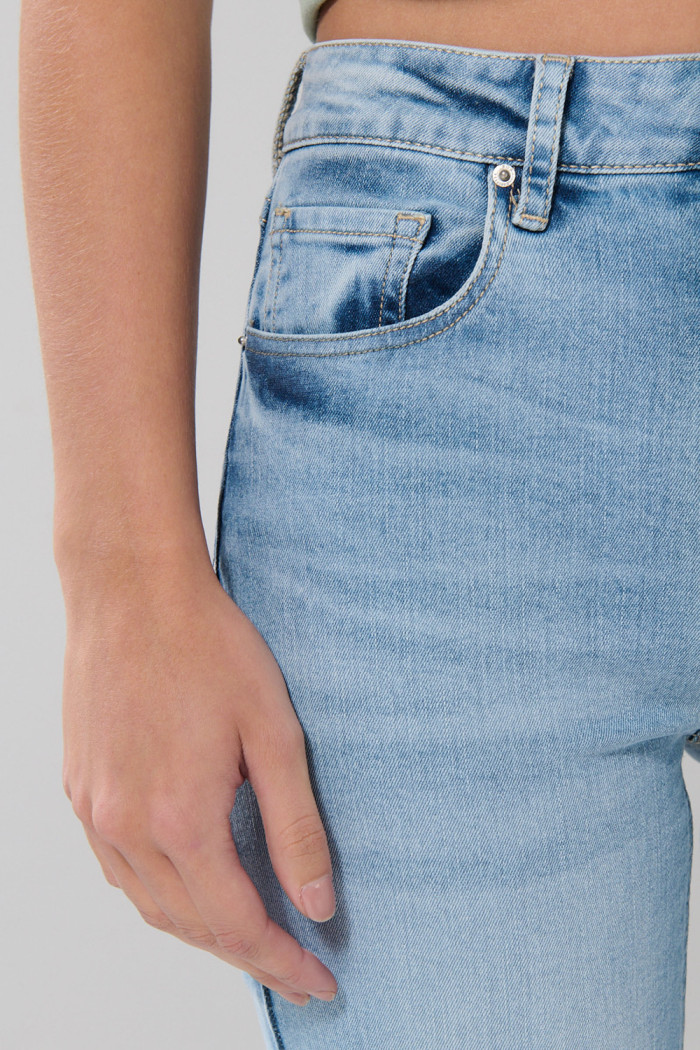 Jean jegging azul claro con ligeros desgastes y tiro alto