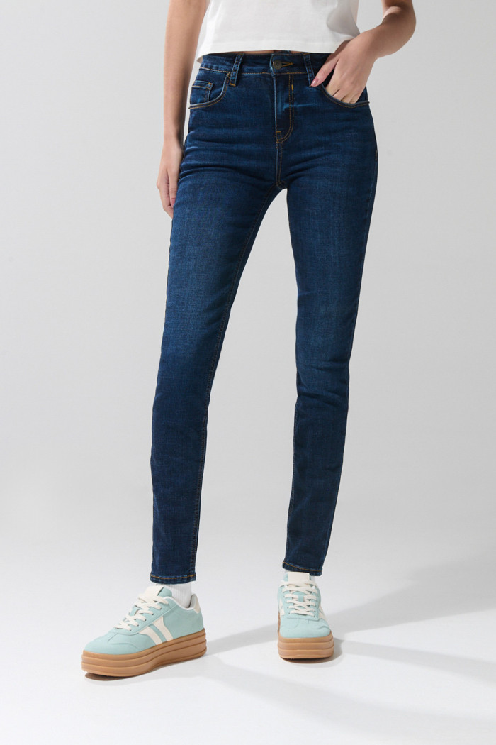 Jean tiro alto jegging azul oscuro con silueta ajustada