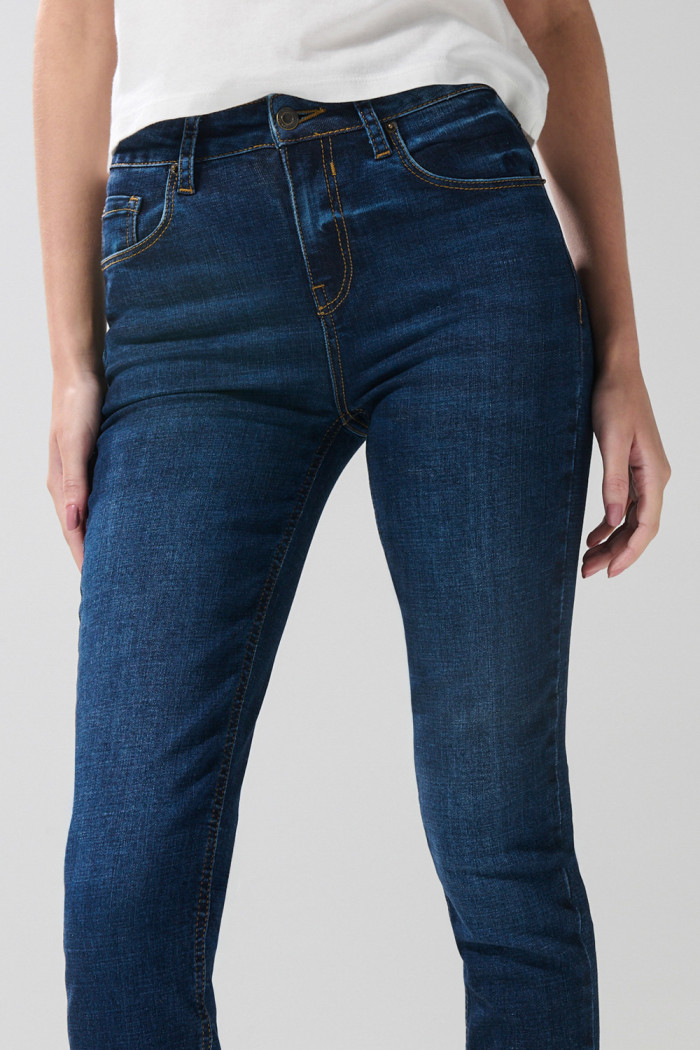 Jean tiro alto jegging azul oscuro con silueta ajustada