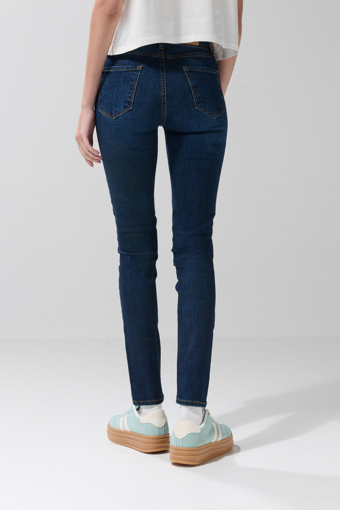 Jean tiro alto jegging azul oscuro con silueta ajustada