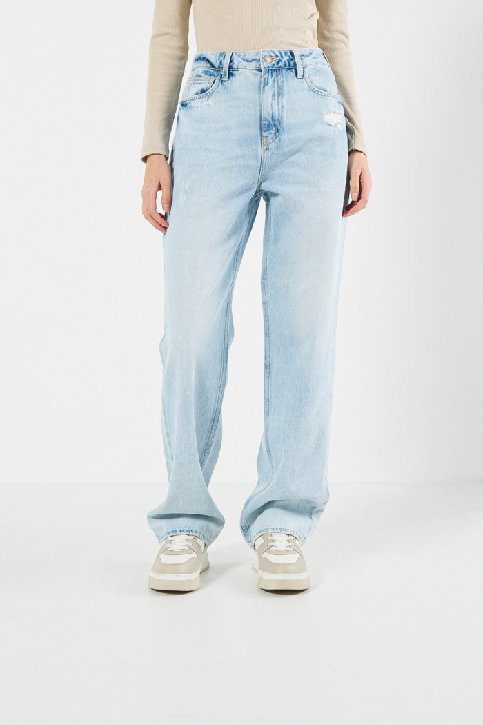 Jean azul claro tipo 90´S con ligeros desgastes y bota recta